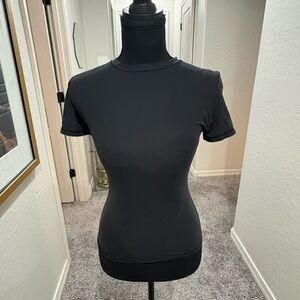 Skims fits everybody tshirt in onyx size small